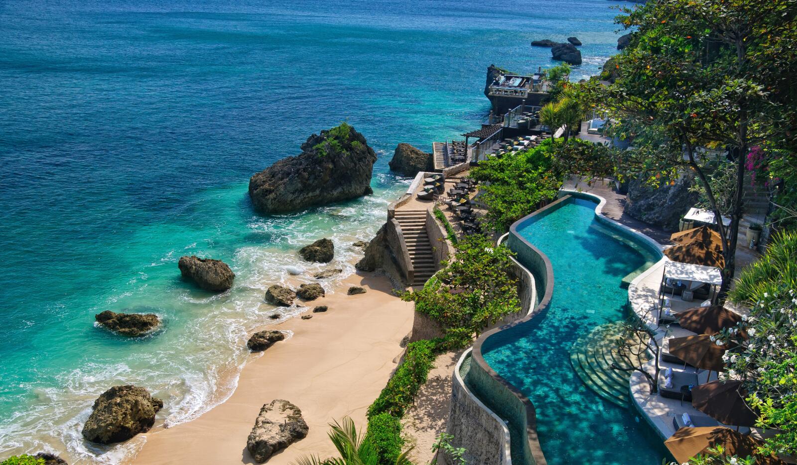 Bali: Sunset di Pantai Kuta dengan siluet pengunjung menikmati pemandangan.