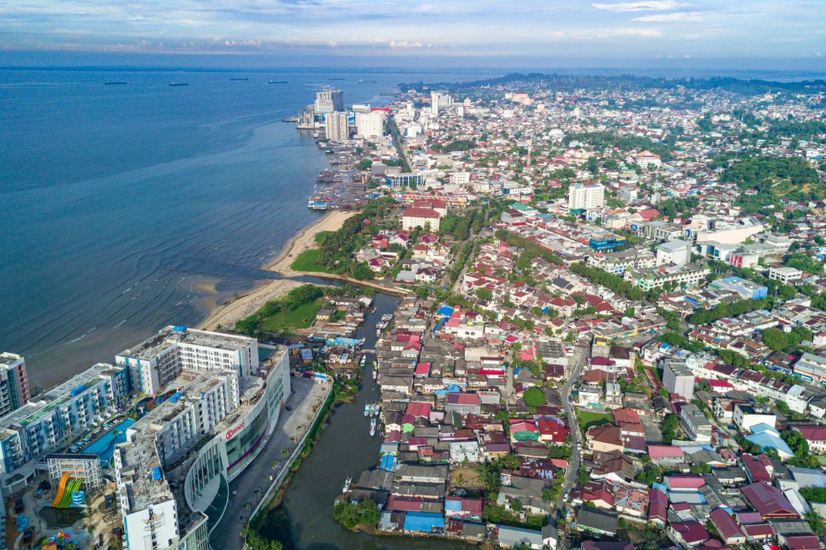 Balikpapan: Pantai Kemala dengan ombak tenang di Balikpapan.
