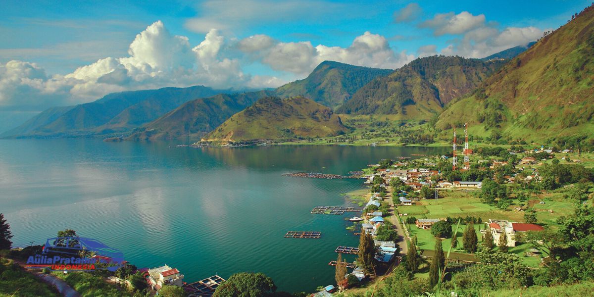 Danau Toba, Sumatra Utara: Pemandangan Danau Toba saat senja dengan perahu tradisional di tengah danau.