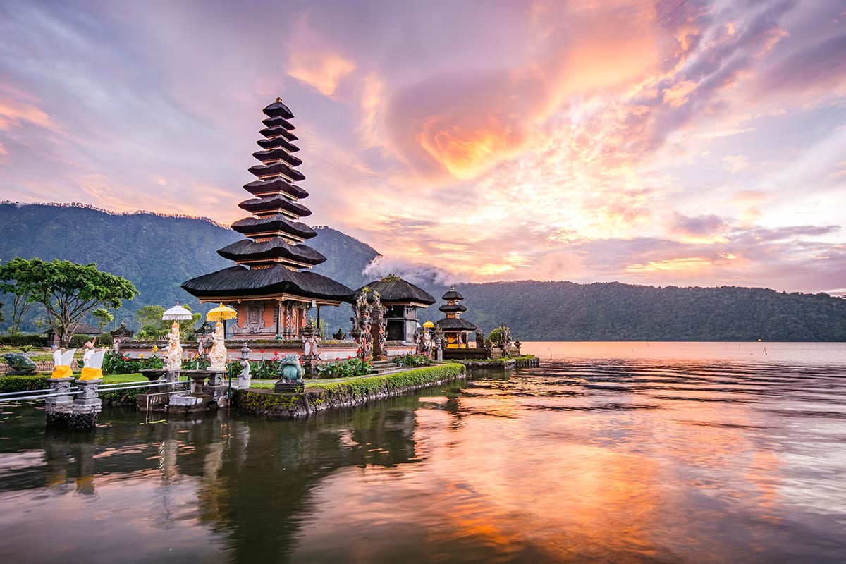 Denpasar: Pura Jagatnatha dengan suasana khas Bali.