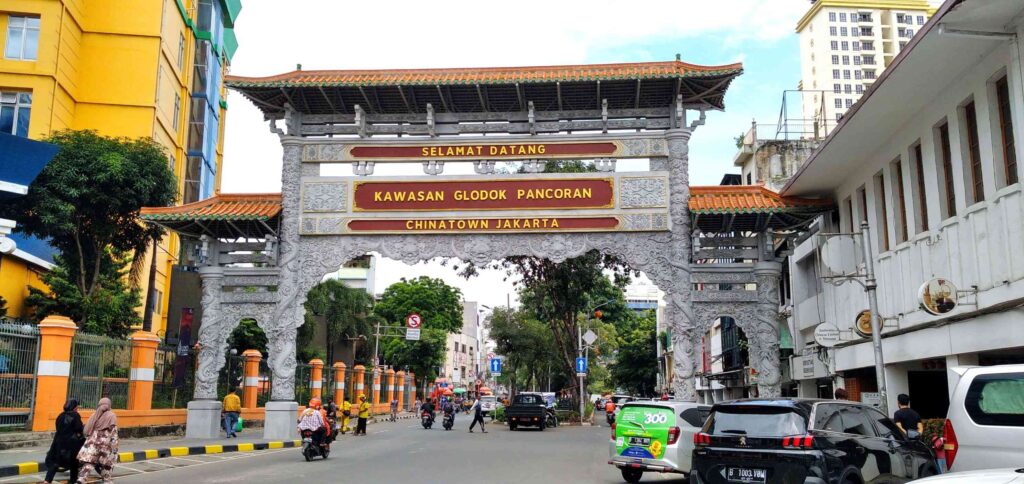 Keramaian di kawasan pecinan Glodok, Jakarta, dengan toko obat tradisional dan kuliner khas Tionghoa.