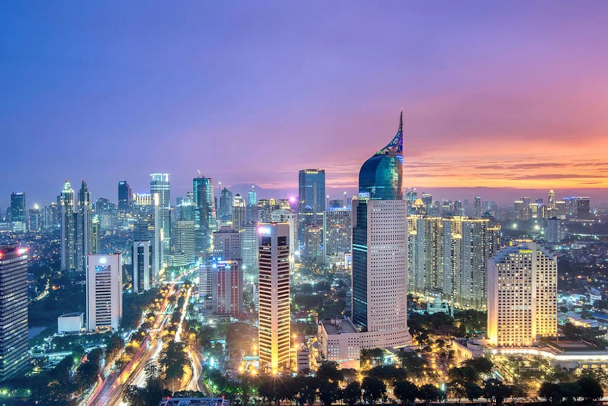 Jakarta: Pemandangan gedung pencakar langit di Jakarta saat malam hari.