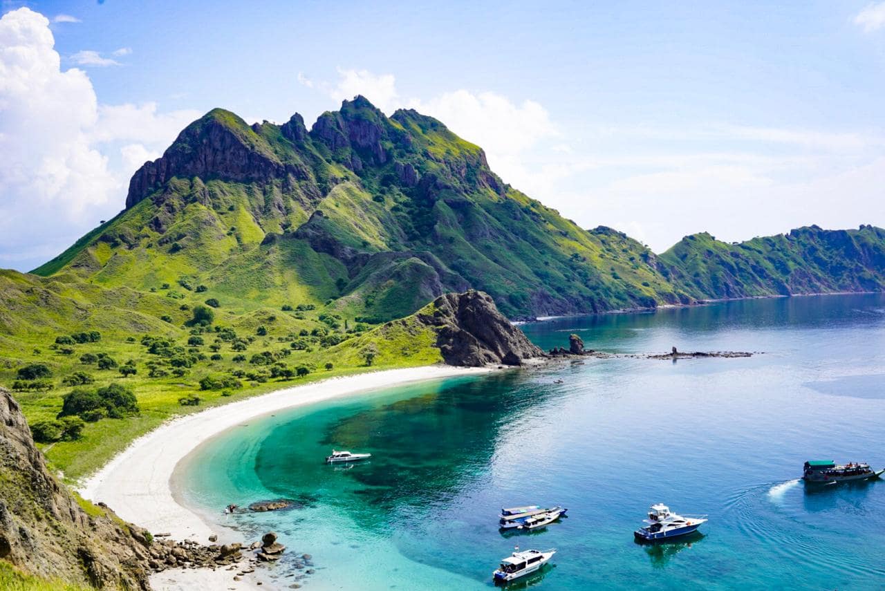 Labuan Bajo, Nusa Tenggara Timur: Panorama Pulau Padar dengan bukit hijau yang memukau.