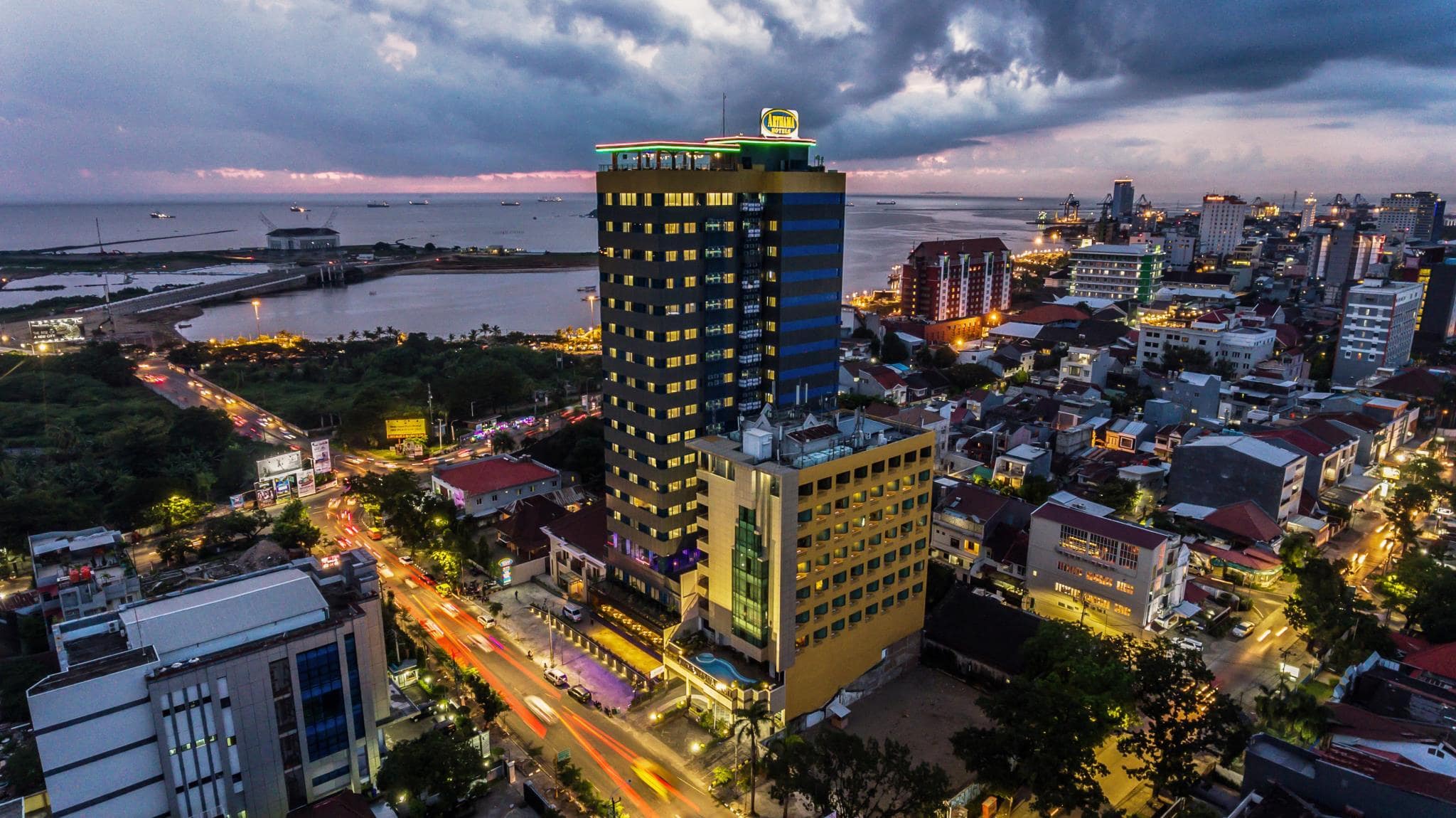 Makassar: Pemandangan matahari terbenam di Pantai Losari, Makassar.