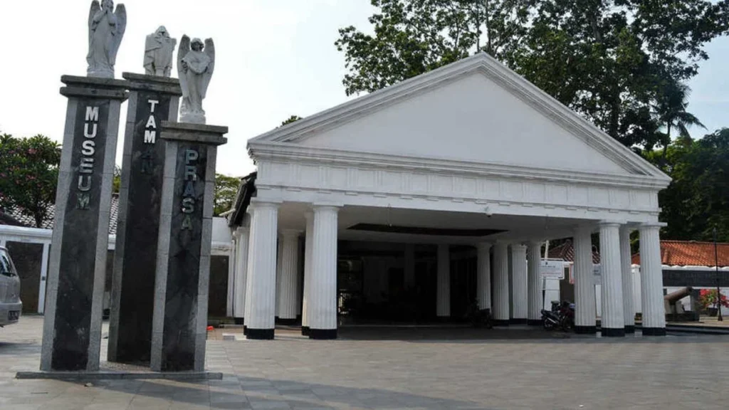 Koleksi prasasti dan patung bersejarah di Museum Taman Prasasti dengan arsitektur bergaya kolonial.