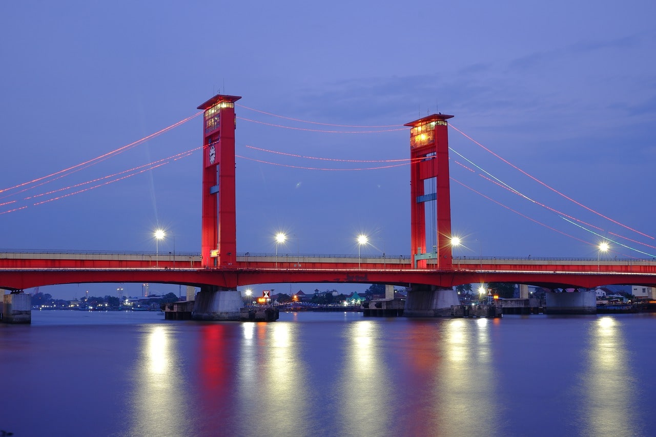 Palembang: Jembatan Ampera yang ikonik di atas Sungai Musi, Palembang.