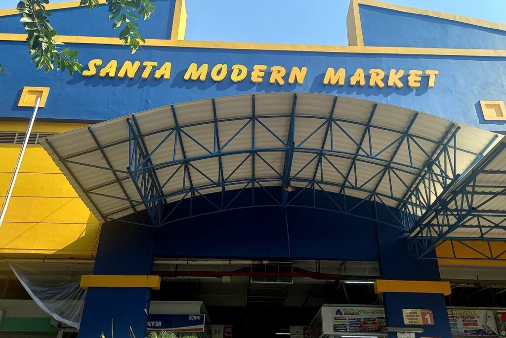 Kios kreatif di Pasar Santa Jakarta yang menjual vinyl dan camilan modern seperti es krim durian pedas.