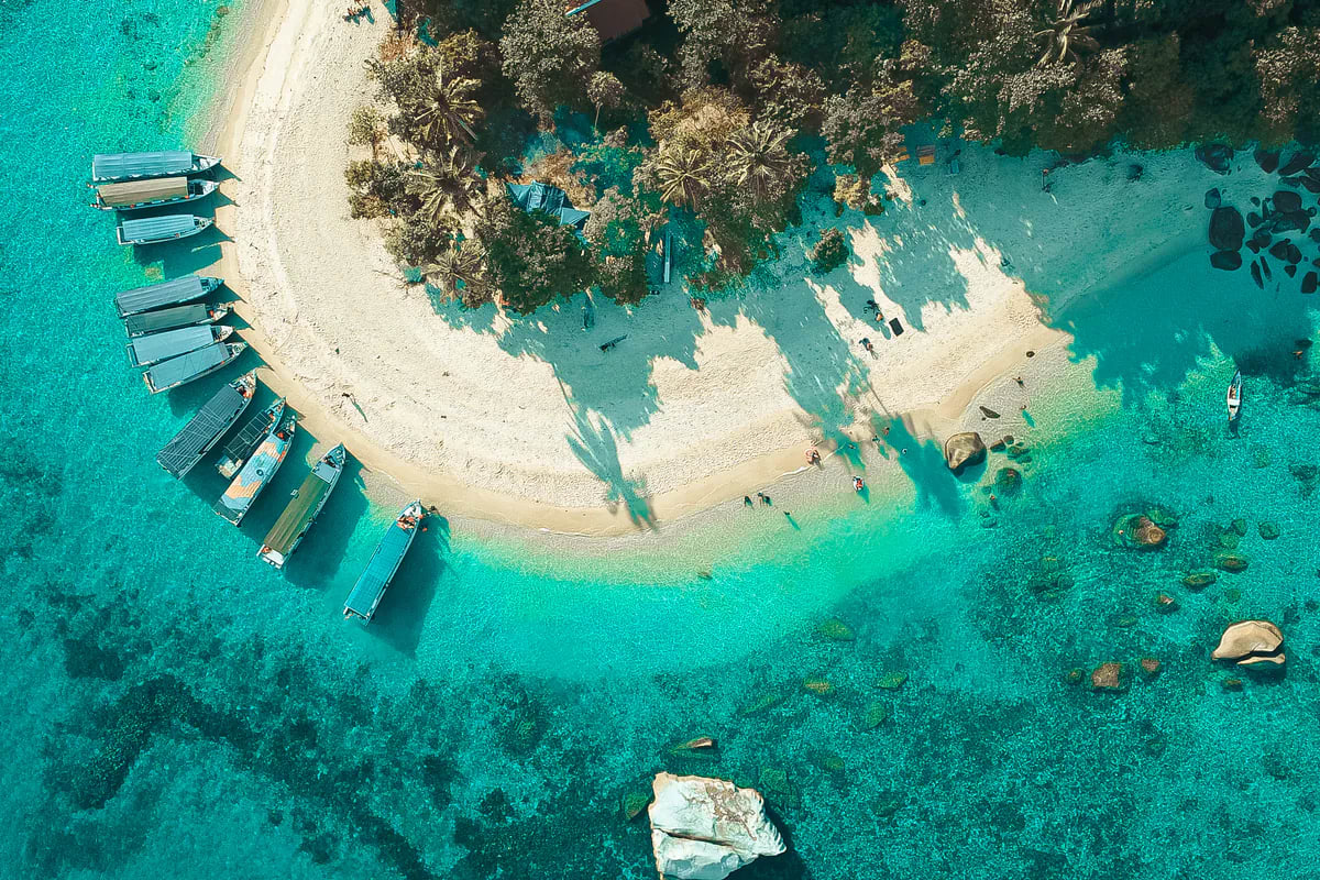Pulau Belitung, Kepulauan Bangka Belitung: Pantai Tanjung Tinggi dengan batu granit besar yang ikonik.