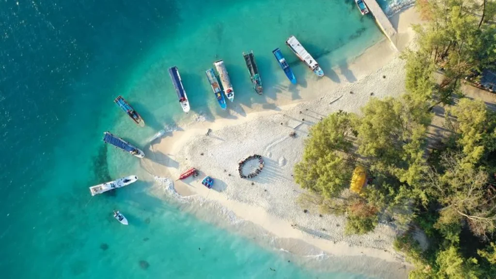 Pantai tenang dengan pasir putih di Pulau Kelor, bagian dari Kepulauan Seribu, Jakarta.