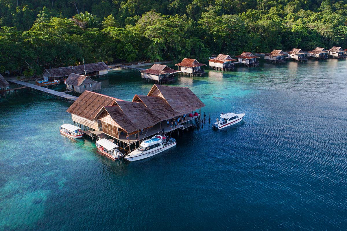 Raja Ampat, Papua: Gugusan pulau karst Wayag di Raja Ampat dengan air laut biru jernih.