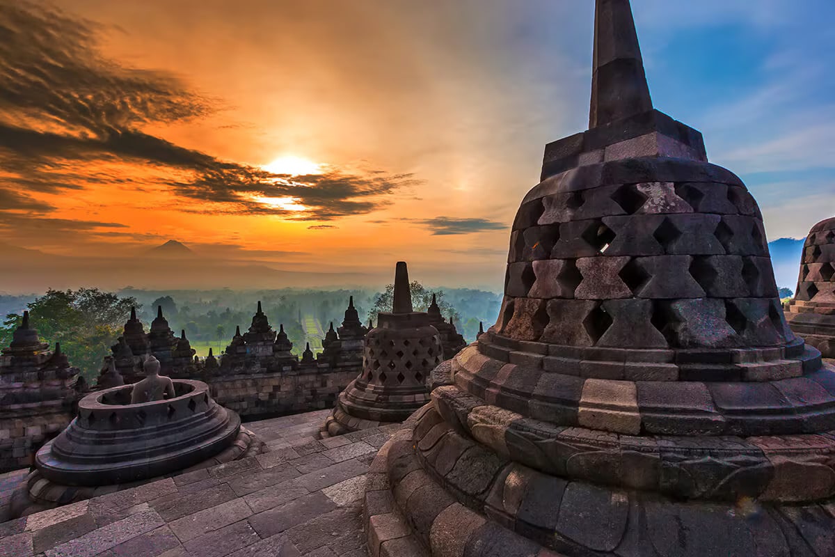 Yogyakarta: Kompleks Candi Borobudur yang megah saat matahari terbit.