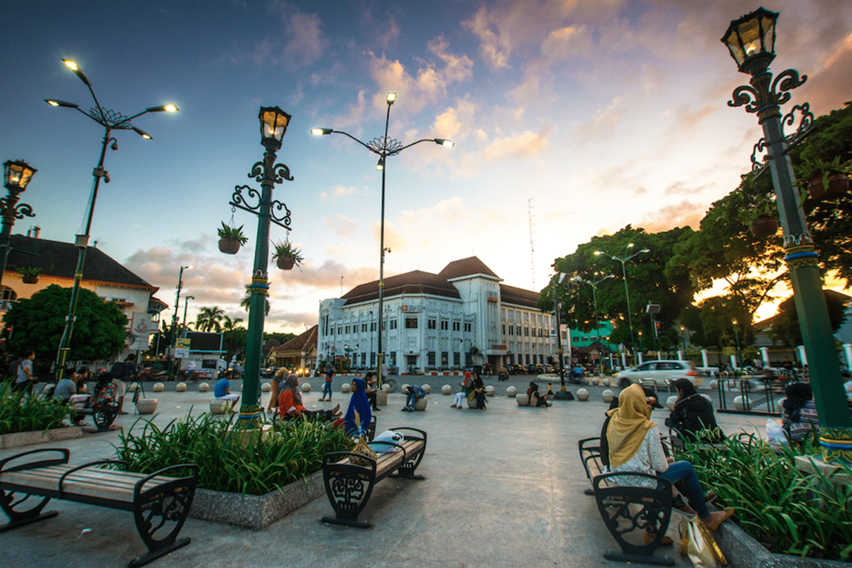 Yogyakarta: Keraton Yogyakarta dengan arsitektur tradisional Jawa.